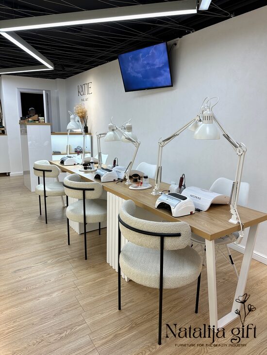 Manikir stolovi sa više radnih mesta